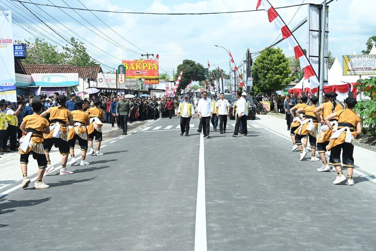 Presiden Joko Widodo meresmikan tujuh ruas jalan di Daerah Istimewa Yogyakarta, Selasa (30/1/2024). 
