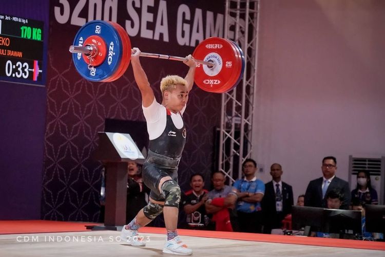Lifter Indonesia Eko Yuli Irawan saat tampil di partai final nomor 61 kilogram putra cabang olahraga angkat besi SEA Games 2023, Sabtu (13/5/2023).