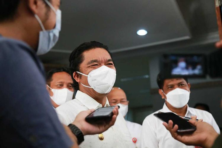 Penjabat Gubernur Al Muktabar mengkalim hari pertama pelaksanaan Penerimaan Peserta Didik Baru (PPDB) jenjang SMAN dan SMKN berjalan lancar.