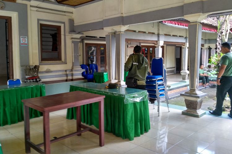 Sejumlah petugas keamanan mengosongkan Pos Pengamanan VVIP di Balai Banjar Kutuh, Desa Sayan, Ubud untuk dipindahkan ke Makorem Wiratsatya. Minggu (25/6/2017).