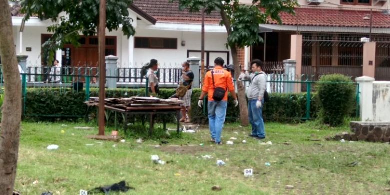 Anggota kepolisian saat melakukan olah TKP di Taman Pandawa, Kelurahan Arjuna, Kecamatan Cicendo, Kota Bandung, Senin (27/2/2017).