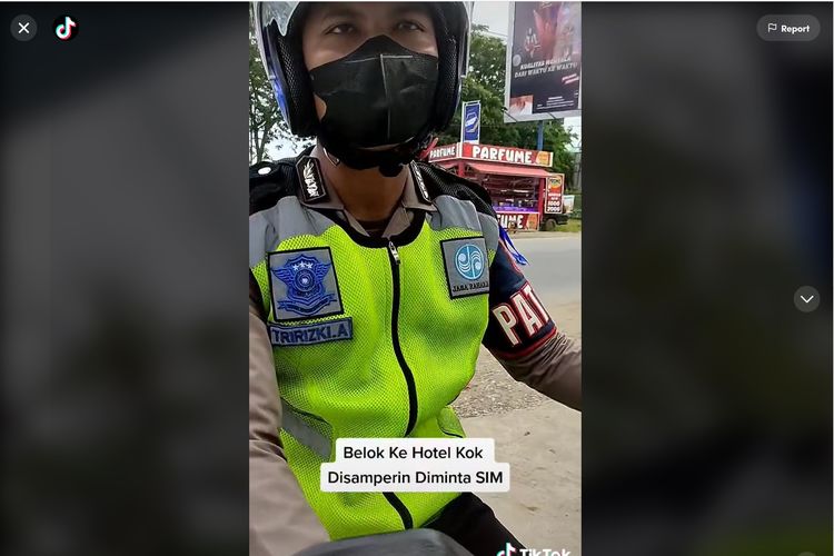 Video viral di dunia maya memperlihatkan pengemudi mobil yang menang adu argumen dengan dua orang polisi lalu-lintas terkait masalah razia.