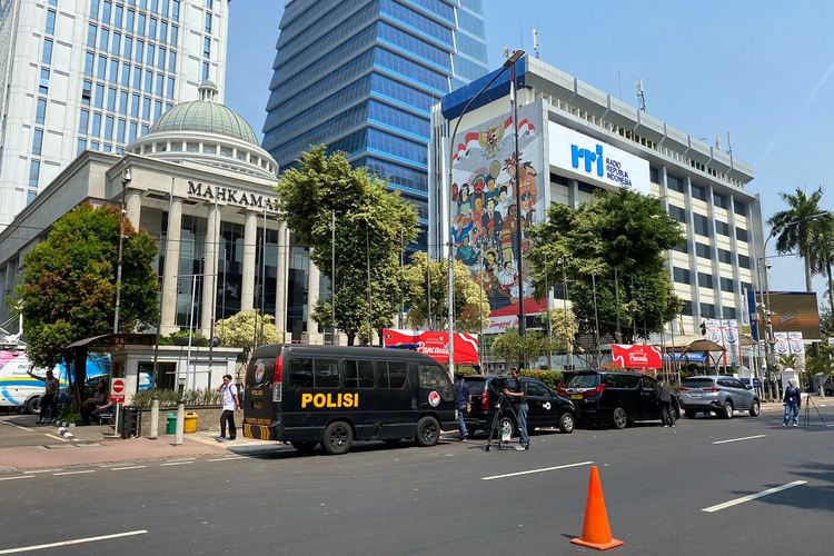Jalan Medan Merdeka Barat, Jakarta Pusat, ditutup menjelang putusan uji materi Mahkamah Konstitusi (MK) soal batas usia calon presiden dan wakil presiden pada Senin (16/10/2023). 