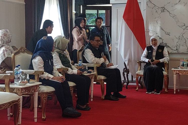 Gubernur Jatim, Khafifah Indar Parawansa saat memimpin rakor di ruang VIP Rumdis Bupati Sumenep. 
