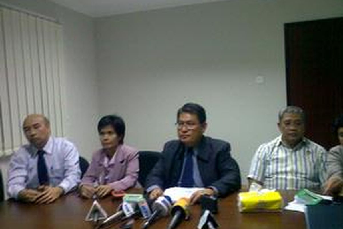  Anggota Perlindungan Saksi dan Korban (LPSK) saat melakukan konfrensi pers terkait pembicaraan I Ketut Sudhiharsa dengan Anggodo Widjojo dalam rekaman rencana krimilasasi KPK