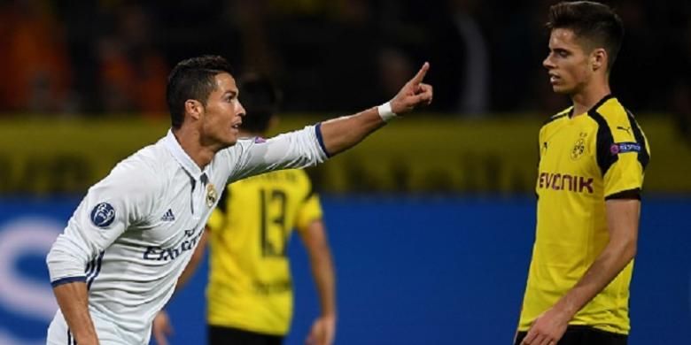 Pemain Borussia Dortmund, Julian Weigl, tampak lesu seusai penyerang Real Madrid, Cristiano Ronaldo, menjebol gawang timnya pada pertandingan Liga Champions di Signal Iduna Park, Selasa (27/9/2016).