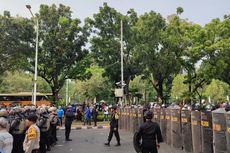 Demo Tuntut Kenaikan UMP DKI 2024 di Balai Kota Ricuh, Massa Buruh Dibubarkan Paksa