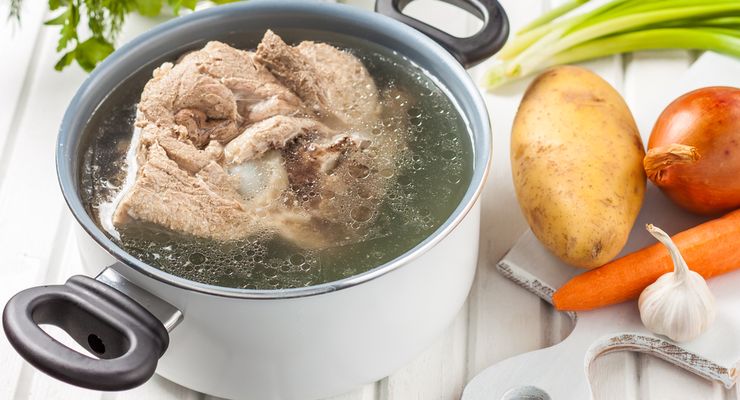 Mitos atau Fakta? Sendok Logam Bisa Bikin Daging Lebih Cepat Empuk