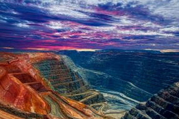 Romansa demam emas masih tergambar di Kalgoorlie Super Pit. Dalam hamparan kawah raksasa sepanjang 3,5 kilometer itu tenaga manusia sebagai penambang emas sudah digantikan oleh perusahaan tambang raksasa.
