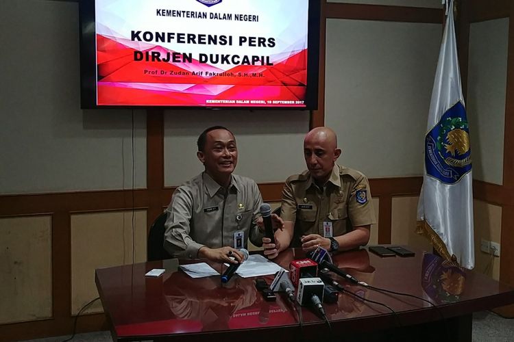 Direktur Jenderal Kependudukan dan Pencatatan Sipil (Dukcapil) Kementerian Dalam Negeri, Zudan Arif Fakrulloh (kiri) mengumumkan progres E-KTP di Kantor Kemendagri, Jakarta, Selasa (19/9/2017).