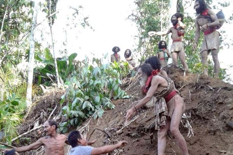 Beberapa Togutil di hutan halmahera, Maluku Utara keluar dari dalam hutan menuju camp perusahaan meminta bahan makanan