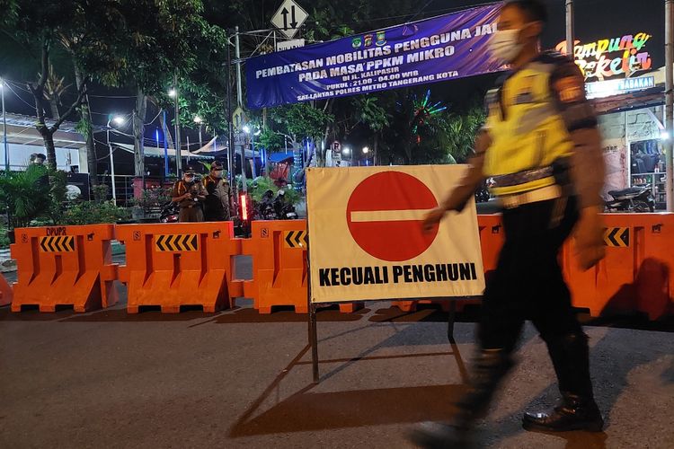 Kondisi Jalan Kali Pasir, Babakan, Kecamatan Tangerang, Kota Tangerang, saat mulai ditutup oleh kepolisian untuk membatasi kegiatan masyarakat, Kamis (24/6/2021) malam.