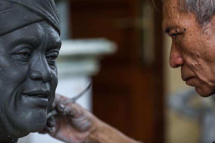 Pematung, Azmir Azhari (67) membuat maket patung didi kempot di halaman depan rumahnya di Kawasan Kebun Jeruk, Jakarta Barat, Jumat (10/7/2020). Karya seni patung Azmir Azhari sudah tersebar di sejumlah negara seperti China, Hongkong, Jepang, Singapura dan bangsa lainnya.