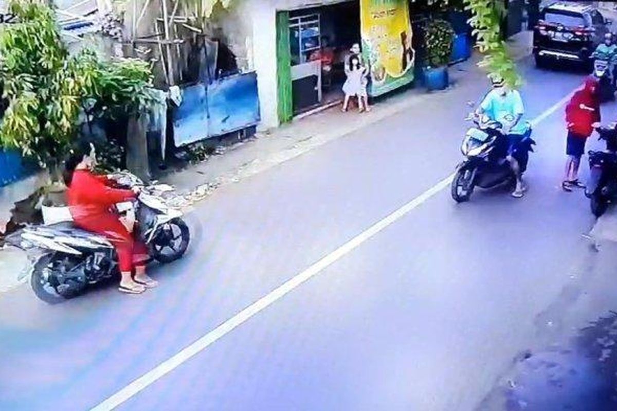 Tangkapan layar rekaman CCTV menyorot ulah sejoli mencuri handphone dari dashboard sepeda motor warga di Jalan Pertengahan, Pasar Rebo, Jakarta Timur, Senin (10/4/2023).