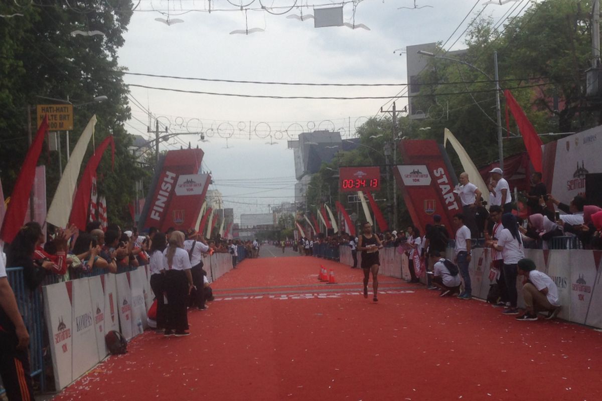 Seorang pelari mencapai garis finis Semarang 10K di Jalan Pemuda, Semarang, Minggu (16/12/2018).  