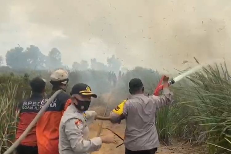 Kapolres Ogan Ilir AKBP Imam Tarmudi terjun ke lapangan melakukan upaya pemadaman kebakaran lahan di sisi jalan Tol Palindra, Desa Talang Pengeran Ulu, Selasa (11/8/2020)