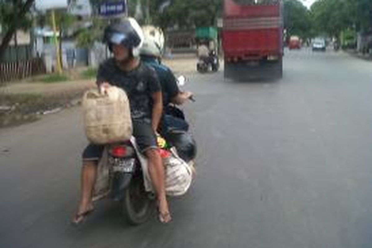 Pengendara motor yang saling berboncengan ini sempat memacetkan jalan raya di Kabupaten Gowa, Sulawesi Selatan akibat tingkah saat berkendara yang dianggap aneh. Kami, (10/12/2015).