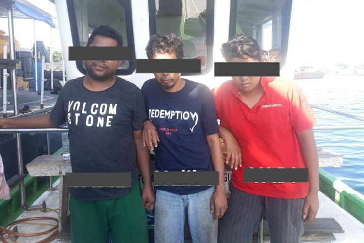 Ketiga tersangka yang diamankan oleh petugas Polairud Polda Papua Barat, di atas KM Jaya Samudera, di Perairan Selat Sele, Sorong, Papua, Rabu (8/5/2019). 