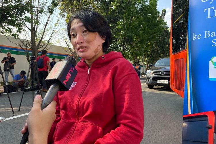 Penyandang disabilitas bernama Maria Goreti ikut menjajal bus transjakarta rute Terminal Kalideres ke Bandara Soekarno-Hatta, Rabu (5/7/2023). 