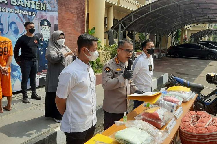 Polda Banten memaparkan kronologis pembunuhan yang mayatnya dibuang menggunakan karung di Serang Banten