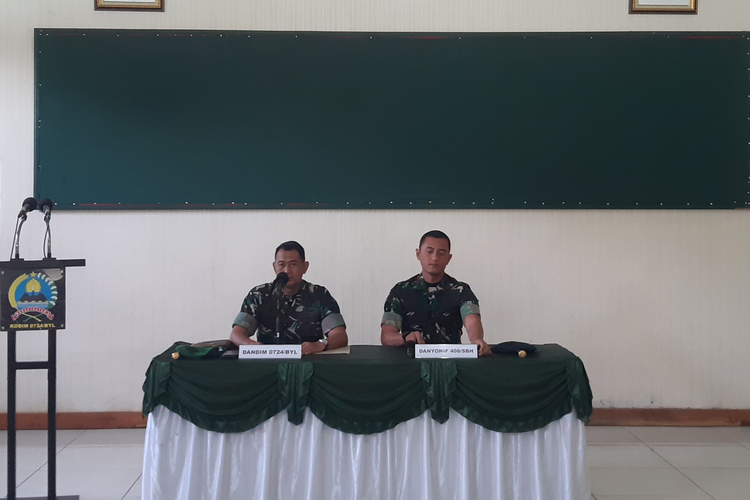 Dandim 0724/Boyolali Letkol Inf Wiweko Wulang Widodo dan Danyonif 408/SBH Letkol (Inf) Slamet Hardiyanto dalam konferensi pers dugaan penganiayaan oknum anggota TNI di Makodim 0724/Boyolali, Jawa Tengah, Minggu (31/11/2023).