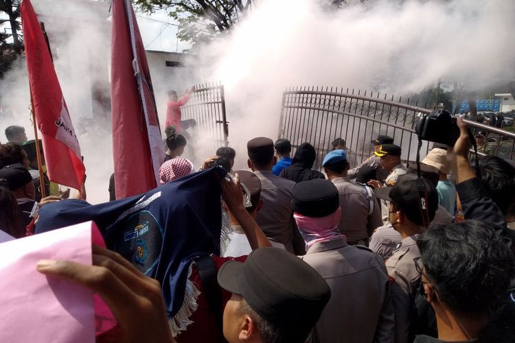 Demo Tolak MBG dan KDMP di Blitar Ricuh Usai Polisi Seret Mahasiswa