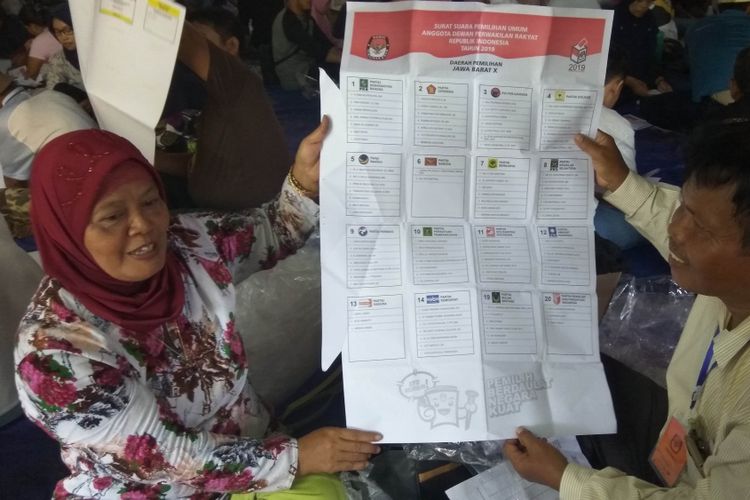Petugas pelipat surat suara menunjukan satu lembar surat suara rusak di Graha Ayu, Kabupaten Ciamis, Selasa (26/2/2019).