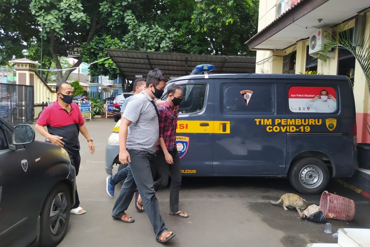 Pelaku (menggunakan flanel hitam merah) ketika digiring pihak Polsek Ciledug untuk dilakukan penyelidikan lebih lanjut, Rabu (6/1/2021).