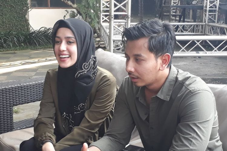 Fairuz A Rafiq dan Sonny Septian membagikan cerita soal persiapan pernikahan mereka saat dijumpai di Rolling Stone Café, Jakarta Selatan, Jumat (24/3/2017).