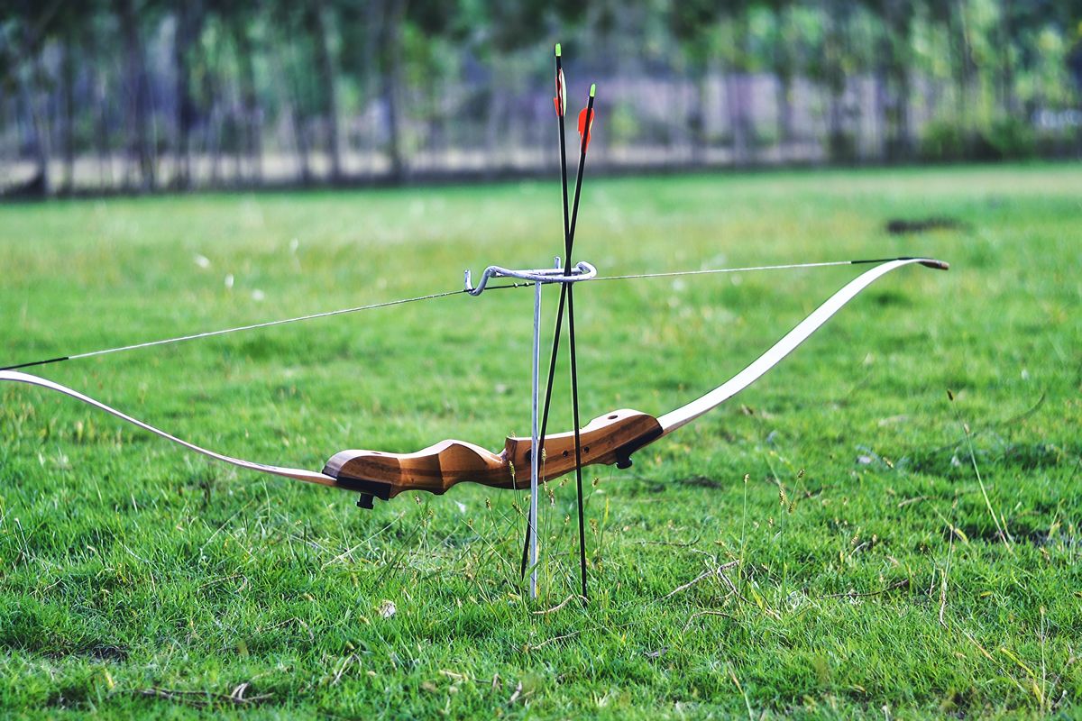 Ilustrasi busur dan anak panah.