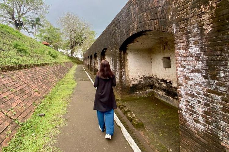 Benteng Pendem Cilacap punya arsitektur unik dan cocok dijadikan tempat berfoto. 