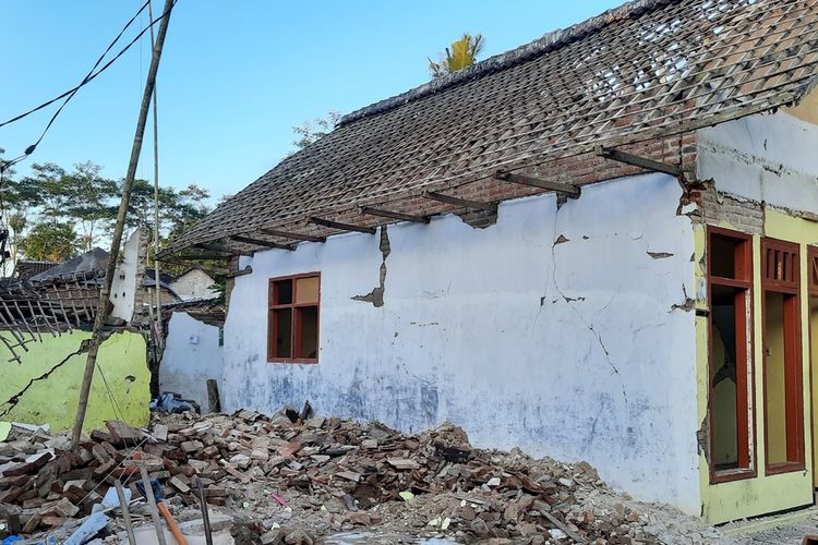 Rumah milik Pujiati (50) di Desa Majangtengah, Kecamatan Dampit, Kabupaten Malang yang ambruk akibat gempa, Minggu (11/4/2021).