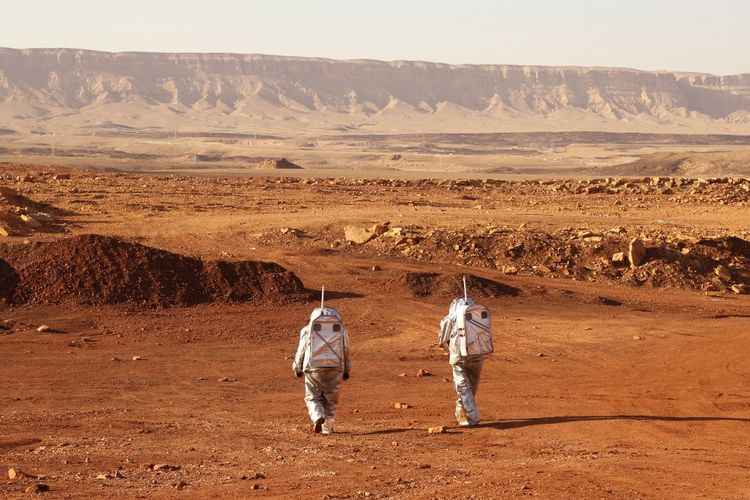 Sepasang astronot dari tim dari Eropa dan Israel berjalan dengan pakaian luar angkasa selama misi pelatihan untuk planet Mars di sebuah situs yang mensimulasikan stasiun di luar lokasi di Kawah Ramon di Mitzpe Ramon di kawah Ramon selatan Israel pada 10 Oktober 2021.