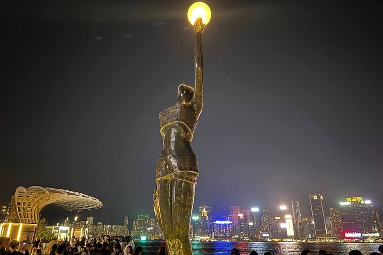 The Hong Kong Film Award Statue di Kowloon Public Pier, Kawasan Pelabuhan Victoria, Hong Kong, Minggu (12/1/2025).