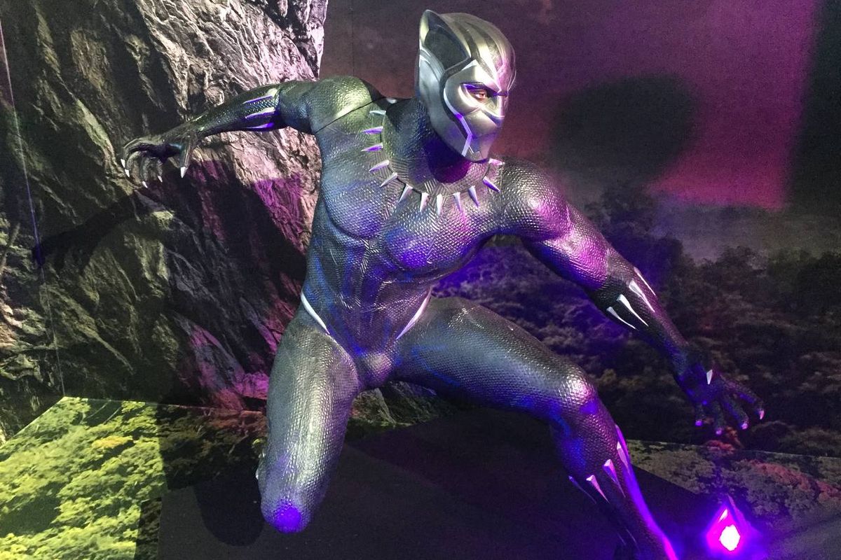 Black Panther menyambut pengunjung sebelum memasuki Negeri Wakanda di pameran Marvel Studios Indonesia