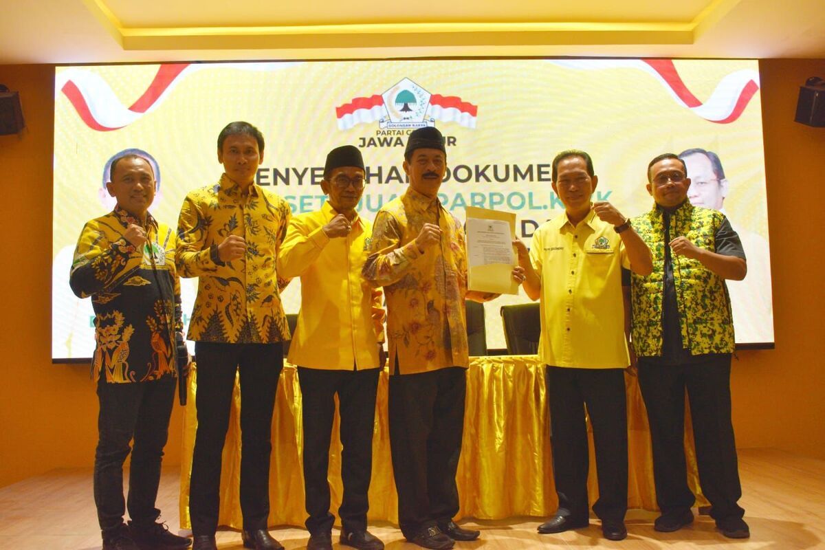 Penyerahan surat rekomendasi Partai Golkar kepada Fattah Jasin di kantor DPD Golkar Jawa Timur, Senin (26/8/2024).