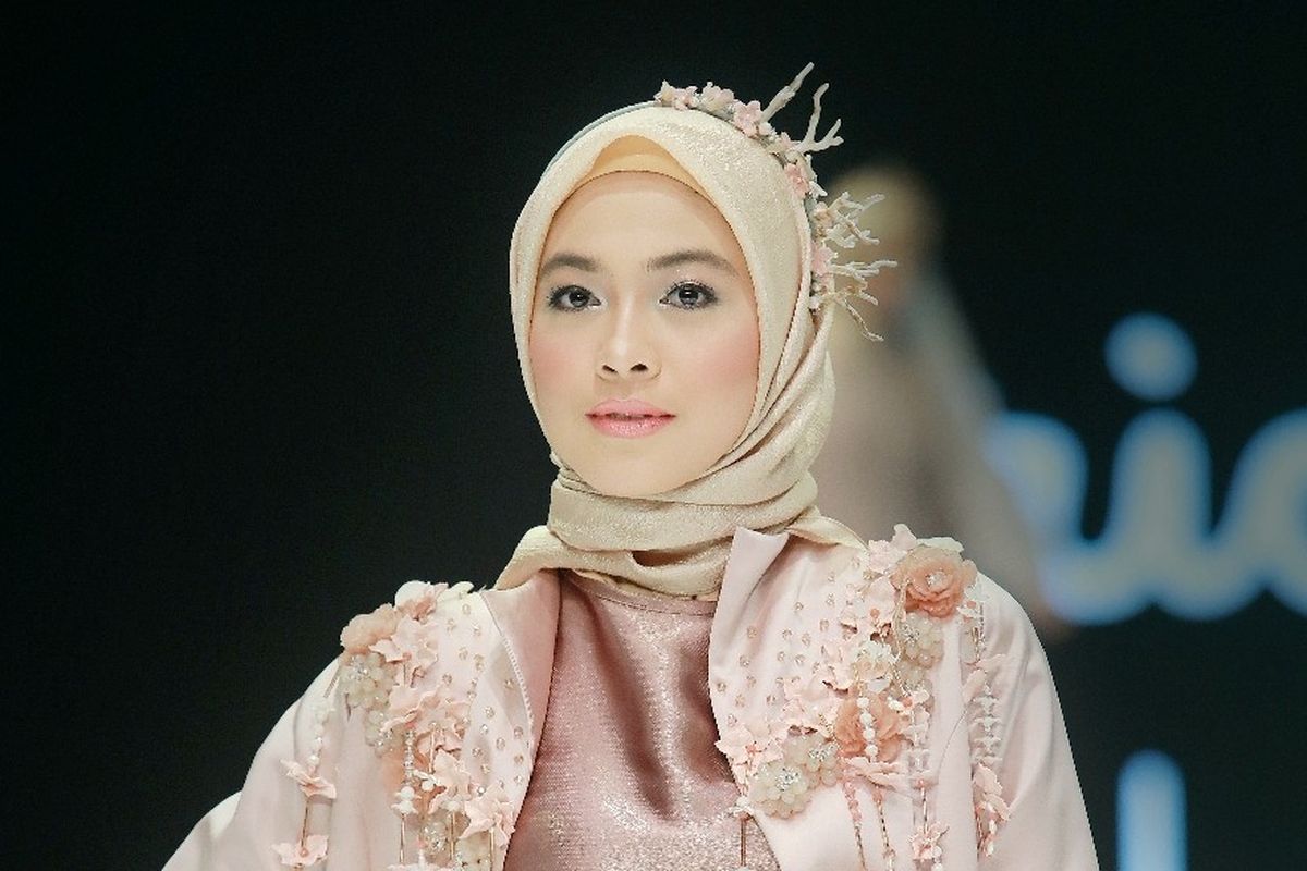 Salah satu busana rancangan desainer Ria Miranda yang ditampilkan di Indonesia Fashion Week 2019.