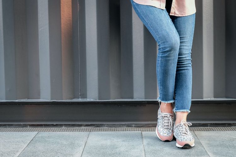 Celana jeans cocok dipadukan dengan crop top