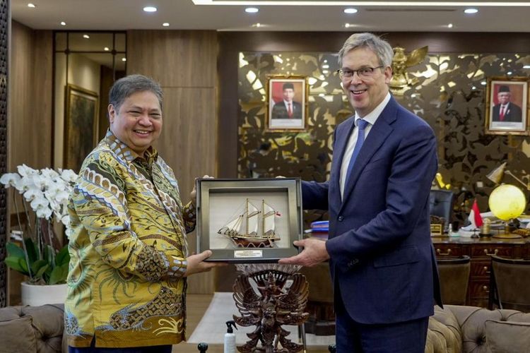 
Terima kunjungan perpisahan Dubes Uni Eropa untuk Indonesia, Vincent Piket, Menko Airlangga apresiasi capaian dan kolaborasi yang baik dalam memperat hubungan bilateral kedua negara.
