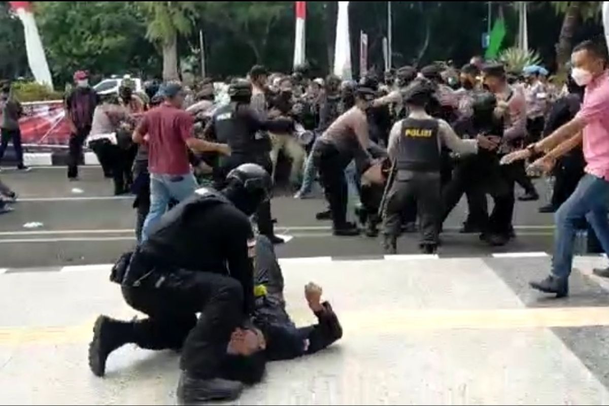 Polisi diduga membanting satu peserta aksi di Tigaraksa saat peringatan hari ulang tahun (HUT) ke-389 Kabupaten Tangerang pada Rabu (13/10/2021). 