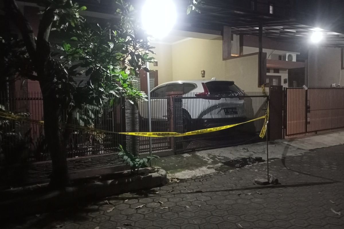 Kondisi rumah korban pembacokan mantan Ketua Komisi Yudisial (KY) di kediamannya di Komplek GBA 2 blok F no. 2 dan blok F-29, Kecamatan Bojongsoang, Kabupaten Bandung, Jawa Barat.