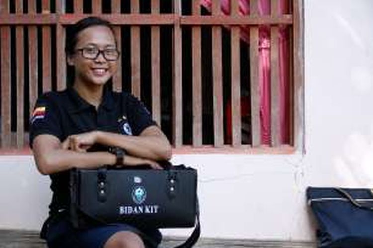 Marisa Siagian (27), bidan kontrak di pulau Batuwingung, Sangihe berfoto usai melayani pasien.