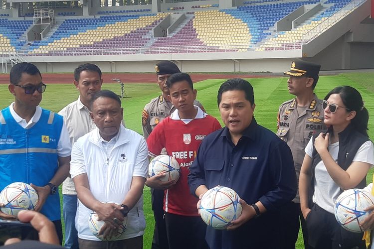 Ketua Umum Persatuan Sepak Bola Seluruh Indonesia (PSSI) Erick Thohir bersama rombongan meninjau venue Piala Dunia U20 Tahun 2023 di Stadion Manahan Solo, Jawa Tengah, Minggu (12/3/2023).