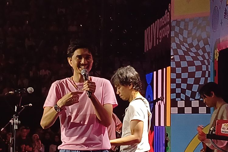 Sheila On 7 Manggung di Badminton Clash, Duta Pakai Baju Pink