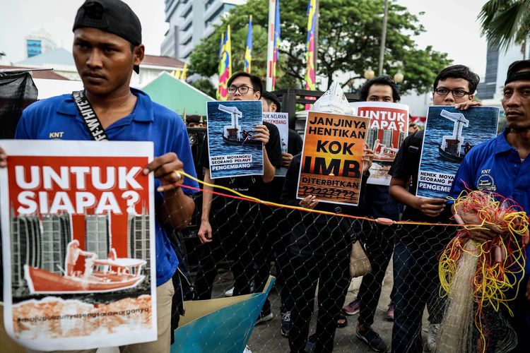 Mahasiswa dan nelayan menggelar aksi jalan mundur dari Tugu Patung Kuda ke Balai Kota DKI Jakarta untuk unjuk rasa di Jakarta Pusat, Senin (24/06/2019). Mereka menolak kebijakan Gubernur DKI Jakarta, Anies Baswedan yang menerbitkan izin mendirikan bangunan (IMB) di pulau C dan D reklamasi teluk Jakarta.