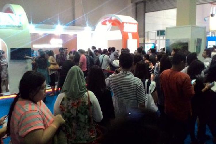 Antrean stan BNI di Garuda Indonesia Travel Fair (GATF) yang berlangsung di Jakarta Convention Center (JCC), Jumat (29/4/2016). Stan BNI ini merupakan tempat redemption cash back bagi pengunjung yang menggunakan kartu BNI.
