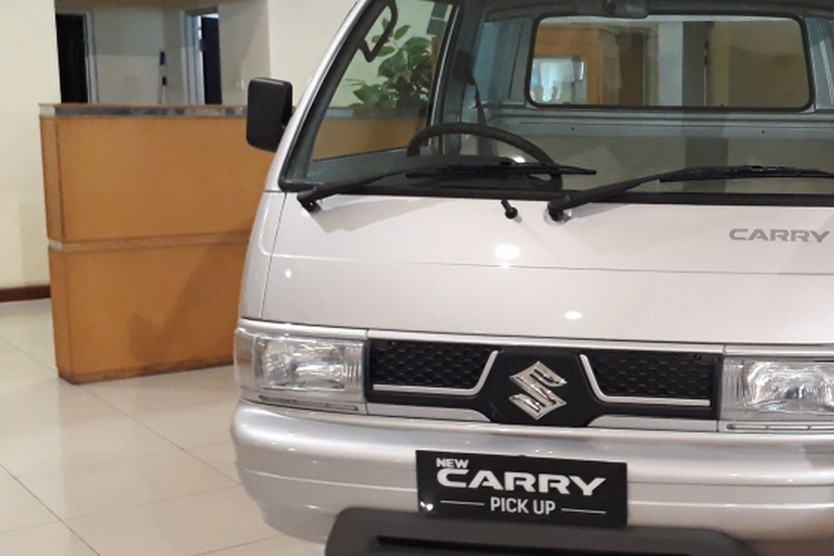 Bu Rudy di depan Suzuki Carry pikap. Dia adalah pengusaha sukses yang setiap menggunakan pikap Carry.