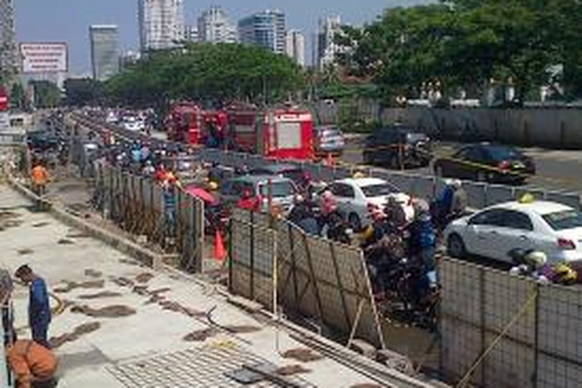 Kepadatan Kendaraan di Lokasi Terbakarnya Pipa Gas di Jalan Jenderal Sudirman, depan Mapolda Metro Jaya