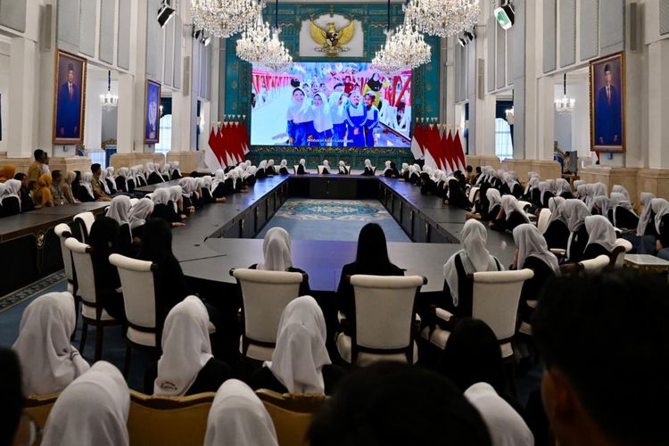 Siswa sekolah asal SMKN 19 Jakarta duduk di ruangan tempat Presiden Prabowo Subianto biasa melaksanakan reshuffle menteri di Istana, Jakarta, Selasa (7/4/2026). 