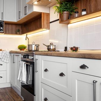 Ilustrasi dapur sempit, kitchen set dapur bergaya Skandinavia warna putih.